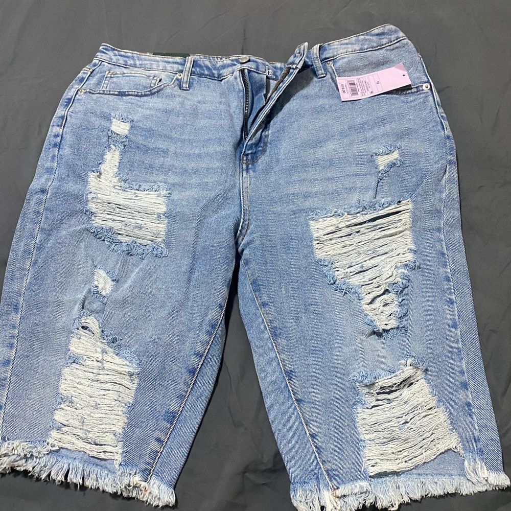 Distressed Bermuda shorts
